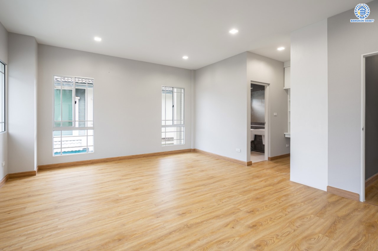 บ้านมือสองตกแต่งใหม่ แบรนด์สุดหรู L&H ม.มัณฑนา แจ้งวัฒนะ-ราชพฤกษ์ เนื้อที่ 55.3 ตร.ว. ฟังก์ชัน 3 ห้องนอน 3 ห้องน้ำ จอดรถได้ 2 คัน บรรยากาศ Private พร้อม Facilities ครบครัน! บนทำเลโซนเมือง เชื่อมต่อทุกการเดินทาง ใกล้เซ็นทรัลแจ้งวัฒนะ, เมืองทองธานี, ทางด่วน และรถไฟฟ้าสายสีม่วง "สถานีบางรักน้อยท่าอิฐ"